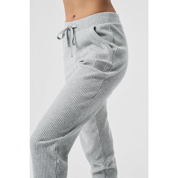Alo Yoga Women’s Heather Grey Muse Ribbed Sweatpant/Jogger - Picture 2 of 16